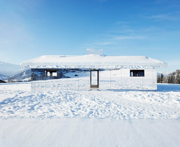 La casa con paredes de espejo del artista Doug Aitken que se camufla entre los Alpes suizos