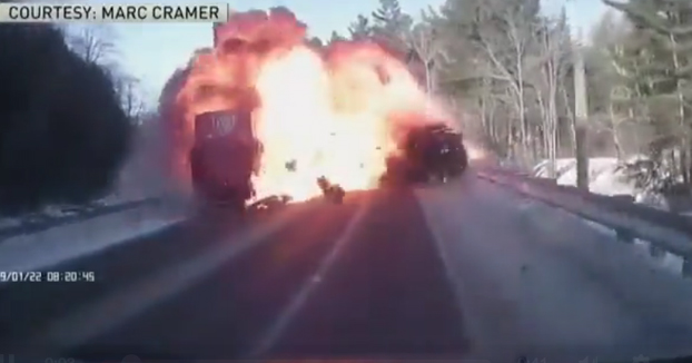 Un joven de 18 años se cruza en la carretera y choca contra el tanque de combustible de un camión