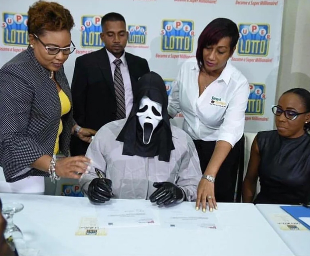 El ganador de la Lotería jamaicana cobrando el premio con la máscara de Scream