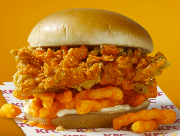 KFC lanza una hamburguesa con pollo frito y Cheetos