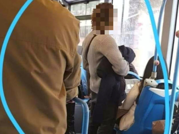 Denuncian que un hombre eyaculó sobre una mujer en el autobús que va de Alicante a la Universidad