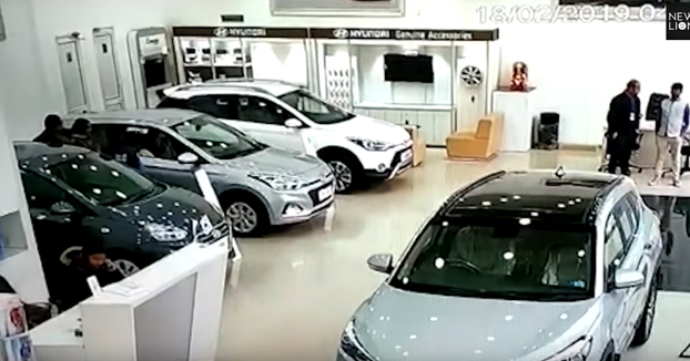 Una mujer la lía en un concesionario Hyundai cuando estaba mirando coches