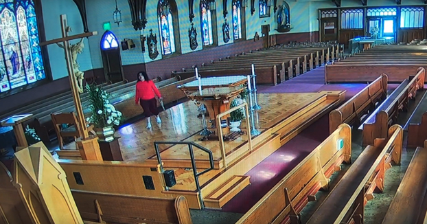 Detenida una mujer por vandalismo. Entró en una iglesia y tiró un crucifijo de casi 5 metros