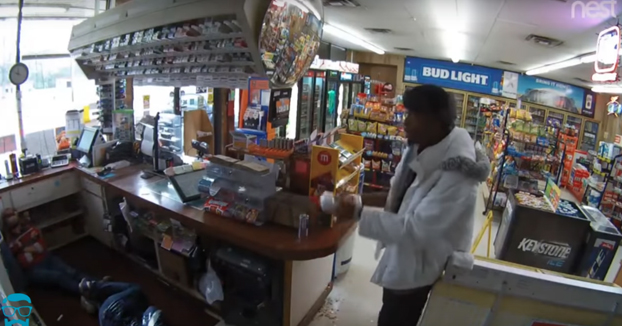 Robo en una tienda en Texas: Amordaza a la dependienta y a una clienta y le prende fuego