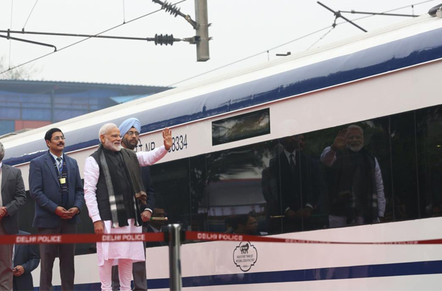 Inauguran el tren de alta velocidad en India y se estrella contra una vaca