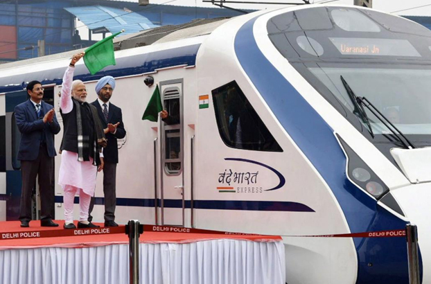 Inauguran el tren de alta velocidad en India y se estrella contra una vaca