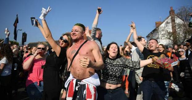 Los fans de The Prodigy celebran una 'rave' en el funeral de Keith Flint entre las lágrimas de su viuda