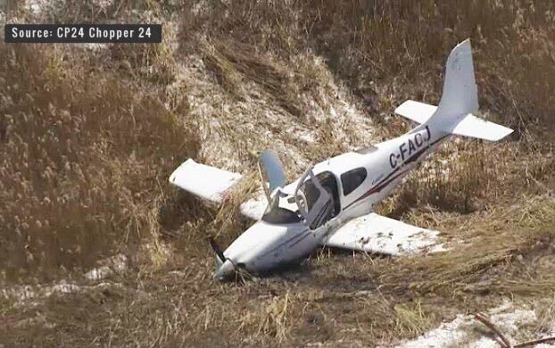 Una avioneta pasa por delante de un coche antes de estrellarse