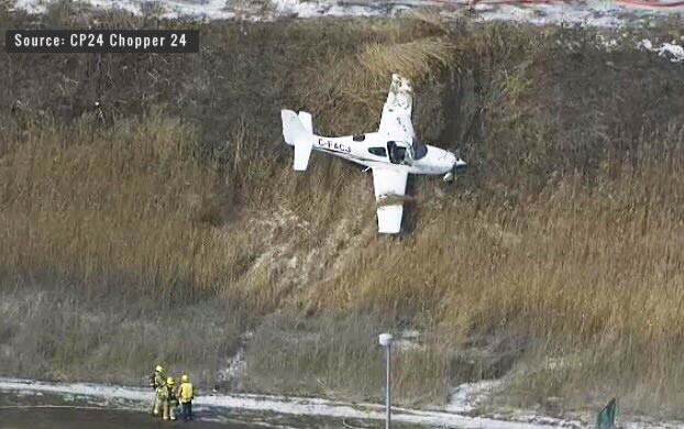 Una avioneta pasa por delante de un coche antes de estrellarse