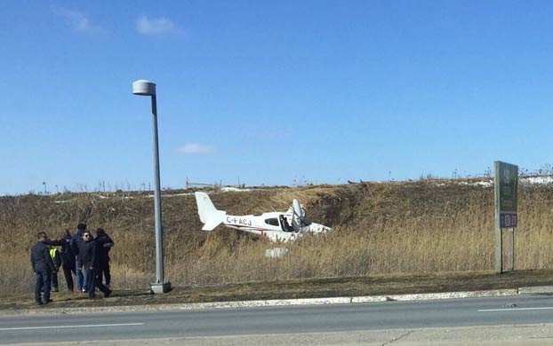 Una avioneta pasa por delante de un coche antes de estrellarse