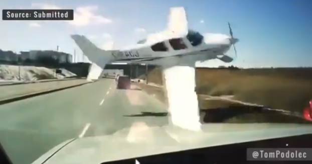 Una avioneta pasa por delante de un coche antes de estrellarse