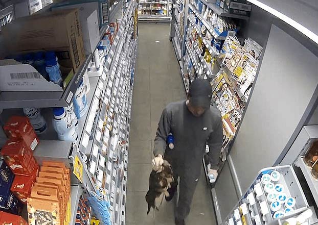 Intentan localizar a un hombre que agarró a su perro salchicha por la piel de la nuca cuando no quería caminar por el supermercado