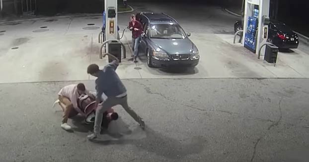 Cuatro jóvenes se defienden cuando un hombre armado con una pistola intenta atracarlos en la gasolinera