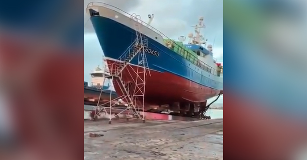 Un barco se va a pique... en tierra firme, en los astilleros del puerto de Oza, en A Coruña