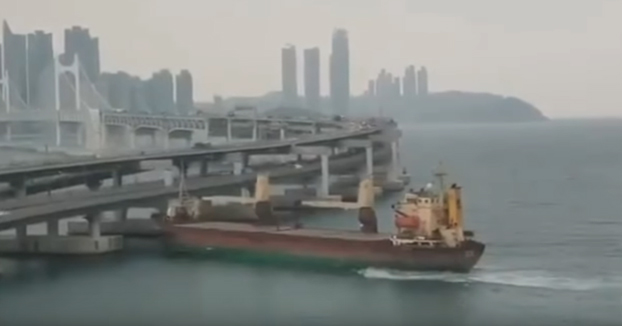 Un capitán ruso borracho estrella un barco de carga contra un puente en Corea del Sur