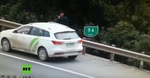 Sale del coche para pedir ayuda en una carretera y se salva de ser arrollado por un camión