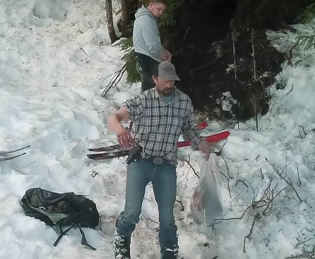 Dos cazadores furtivos, padre e hijo, grabados matando a una osa y a sus crías mientras hibernaban