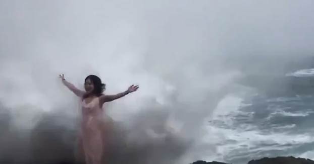 Una enorme ola casi acaba con su vida cuando buscaba la foto perfecta en un acantilado de Bali