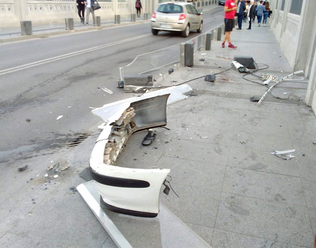 Choca en un puente de Alcoy, se da a la fuga y se deja la matrícula