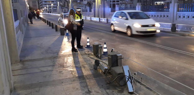 Choca en un puente de Alcoy, se da a la fuga y se deja la matrícula