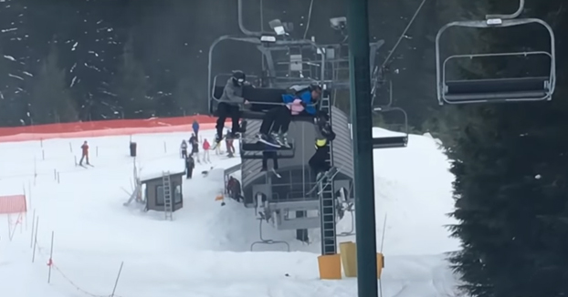 Un grupo de chavales salvan un niño de 8 años tras estar a punto de caer de un telesilla en la nieve