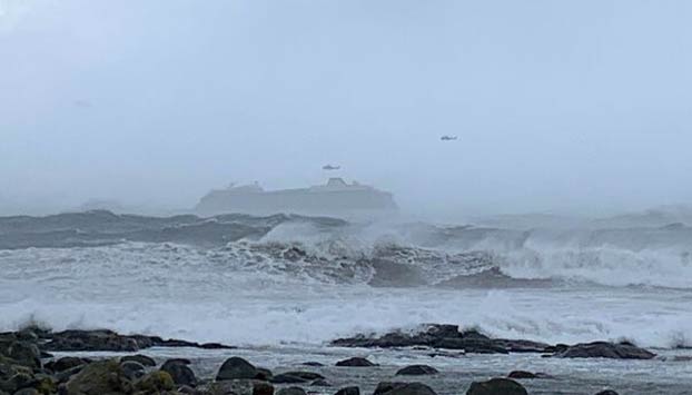 Un crucero averiado deja a la deriva a 1.300 personas en la costa de Noruega. Los pasajeros están siendo evacuados en helicópteros