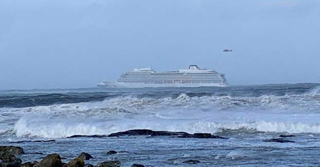 Un crucero averiado deja a la deriva a 1.300 personas en la costa de Noruega. Los pasajeros están siendo evacuados en helicópteros