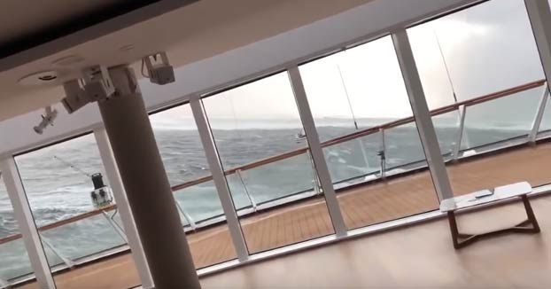Imágenes del interior del crucero averiado en Noruega mientras se mueve por el fuerte oleaje