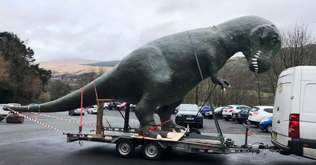 Un abuelo compra un enorme dinosaurio para crear un jardín sensorial para sus tres nietos autistas. Ahora su casa es una atracción turística