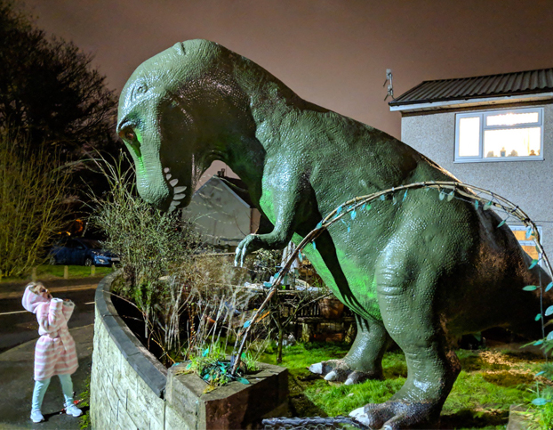 Un abuelo compra un enorme dinosaurio para crear un jardín sensorial para sus tres nietos autistas. Ahora su casa es una atracción turística