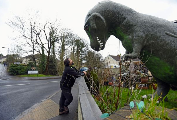 Un abuelo compra un enorme dinosaurio para crear un jardín sensorial para sus tres nietos autistas. Ahora su casa es una atracción turística