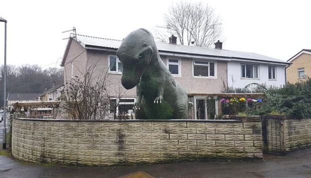 Un abuelo compra un enorme dinosaurio para crear un jardín sensorial para sus tres nietos autistas. Ahora su casa es una atracción turística