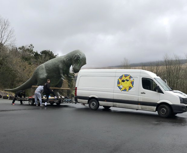 Un abuelo compra un enorme dinosaurio para crear un jardín sensorial para sus tres nietos autistas. Ahora su casa es una atracción turística