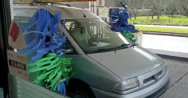 El premio al mejor disfraz de Carnavales es para ellos: Rodillos un túnel lavado de coches -