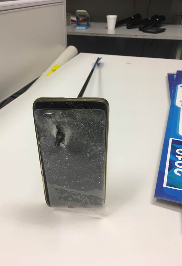 Salva la vida porque su teléfono móvil detuvo una flecha que le habían disparado 