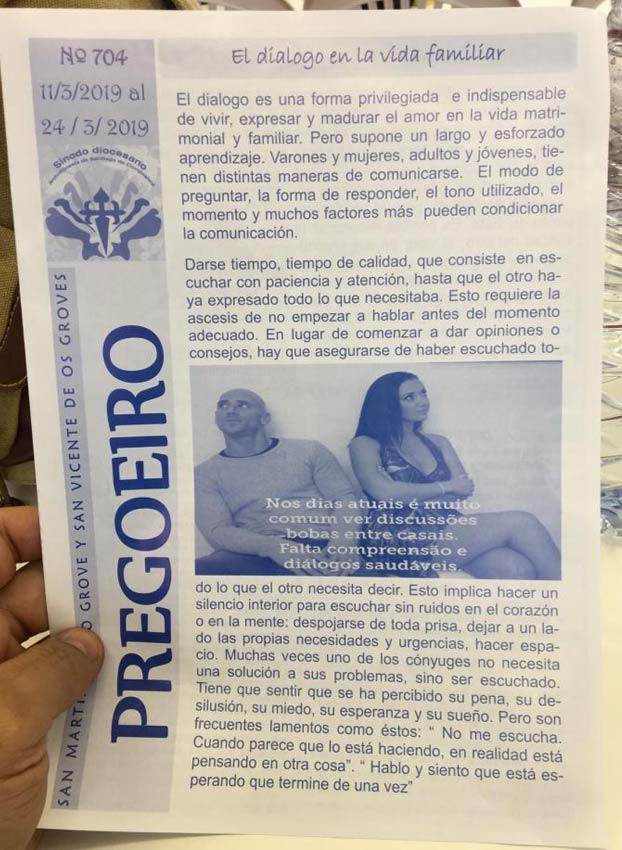 Un cura de O Grove publica una foto de dos actores porno en la hoja parroquial sobre el diálogo en la familia