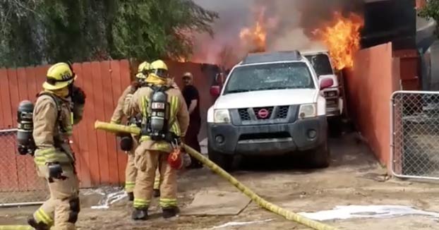 Un hombre entra desesperado en su casa en llamas para salvar a su pit bull. Vídeo del momento