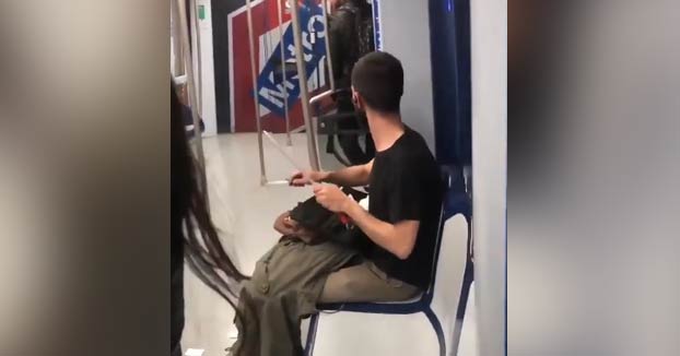 Graban a un joven afilando un cuchillo en un tren del Metro de Madrid