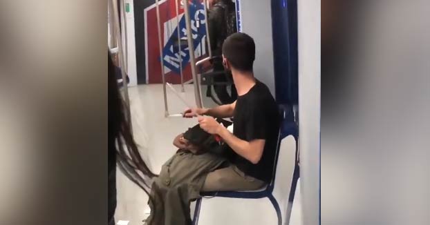 Graban a un joven afilando un cuchillo en un tren del Metro de Madrid