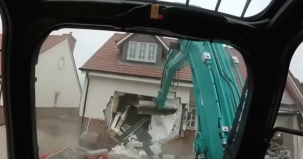 Un obrero se graba destrozando casas con una excavadora en venganza por no cobrar