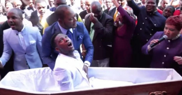 Un pastor de Sudáfrica ''resucita'' a un hombre durante un funeral