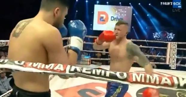 El luchador de kick boxing Eduard Gafencu consigue el KO del año tras una increíble patada tornado