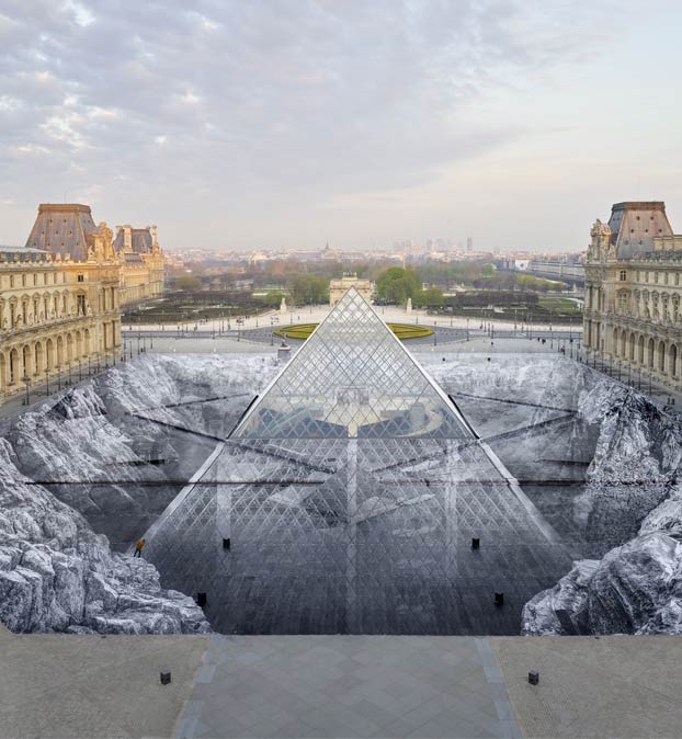 La ilusión óptica que hace que la pirámide del Museo del Louvre 'emerja de las rocas' por su 30 aniversario