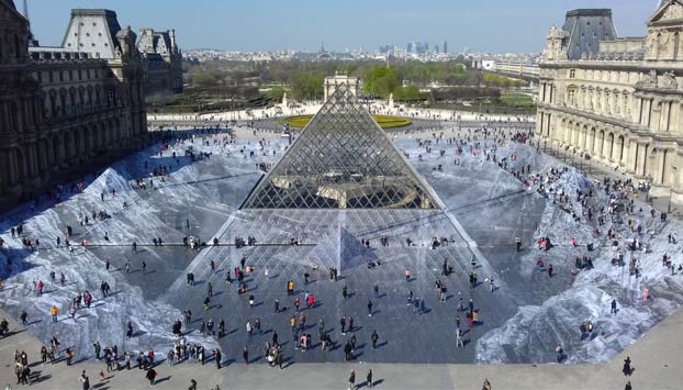 La ilusión óptica que hace que la pirámide del Museo del Louvre 'emerja de las rocas' por su 30 aniversario