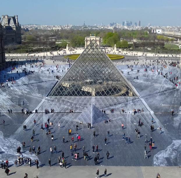 La ilusión óptica que hace que la pirámide del Museo del Louvre 'emerja de las rocas' por su 30 aniversario