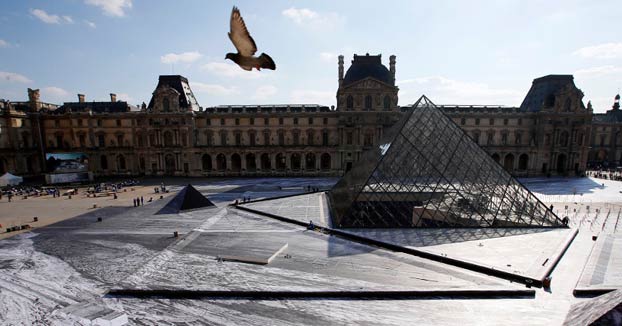 La ilusión óptica que hace que la pirámide del Museo del Louvre 'emerja de las rocas' por su 30 aniversario