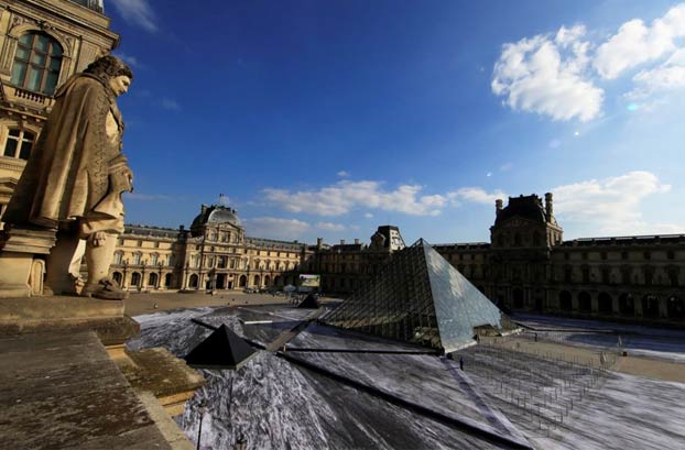 La ilusión óptica que hace que la pirámide del Museo del Louvre 'emerja de las rocas' por su 30 aniversario