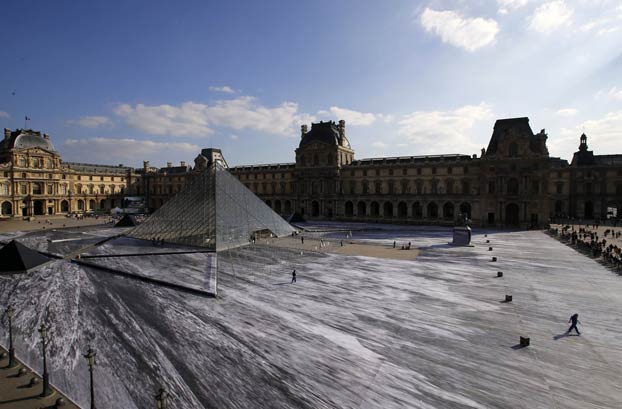 La ilusión óptica que hace que la pirámide del Museo del Louvre 'emerja de las rocas' por su 30 aniversario