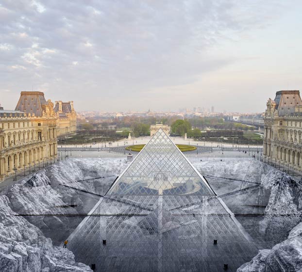 La ilusión óptica que hace que la pirámide del Museo del Louvre 'emerja de las rocas' por su 30 aniversario