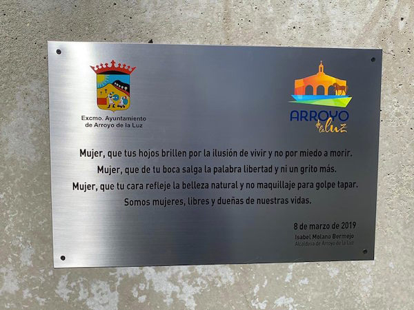 Una placa en conmemoración del Día de la Mujer para sacarse los ''HOJOS''